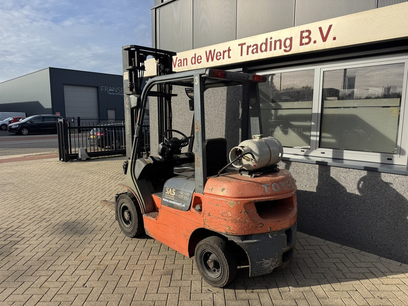 Toyota 42-7FGF25 duplo 400 3e / 4e Functie LPG 2001 - LPG forklift: picture 4 Toyota 42-7FGF25 duplo 400 3e / 4e Functie LPG 2001 - LPG forklift: picture 4
