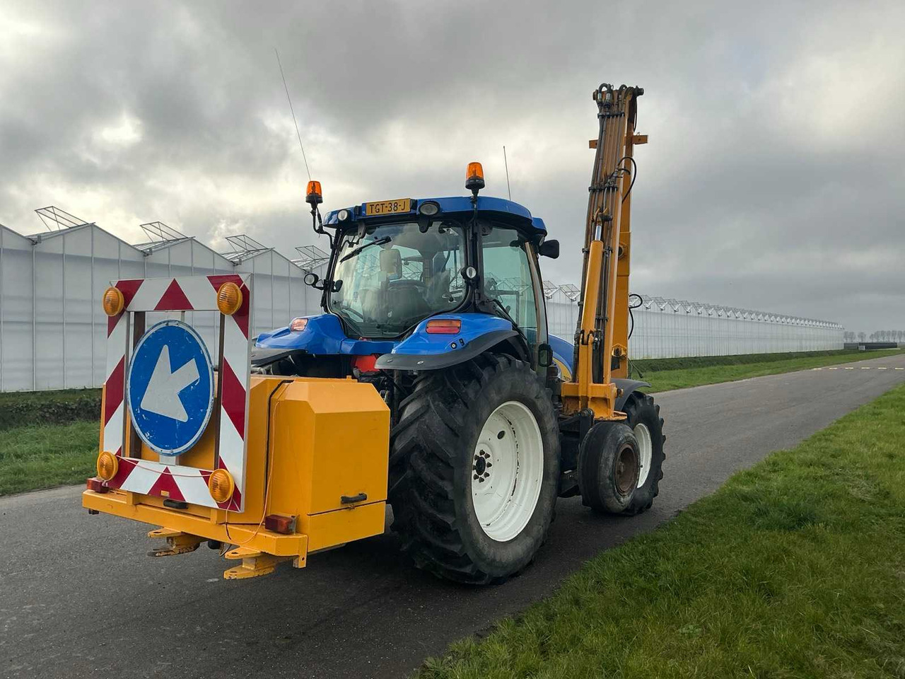 2011 NEW HOLLAND T6070 FOUR WHEEL DRIVE FARM TRACTOR - Farm tractor: picture 5 2011 NEW HOLLAND T6070 FOUR WHEEL DRIVE FARM TRACTOR - Farm tractor: picture 5