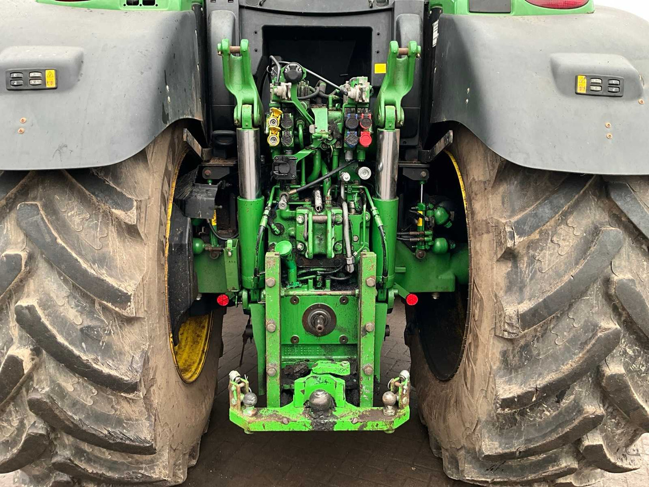 Farm tractor 2015 JOHN DEERE 6210R FOUR WHEEL DRIVE FARM TRACTOR: picture 6