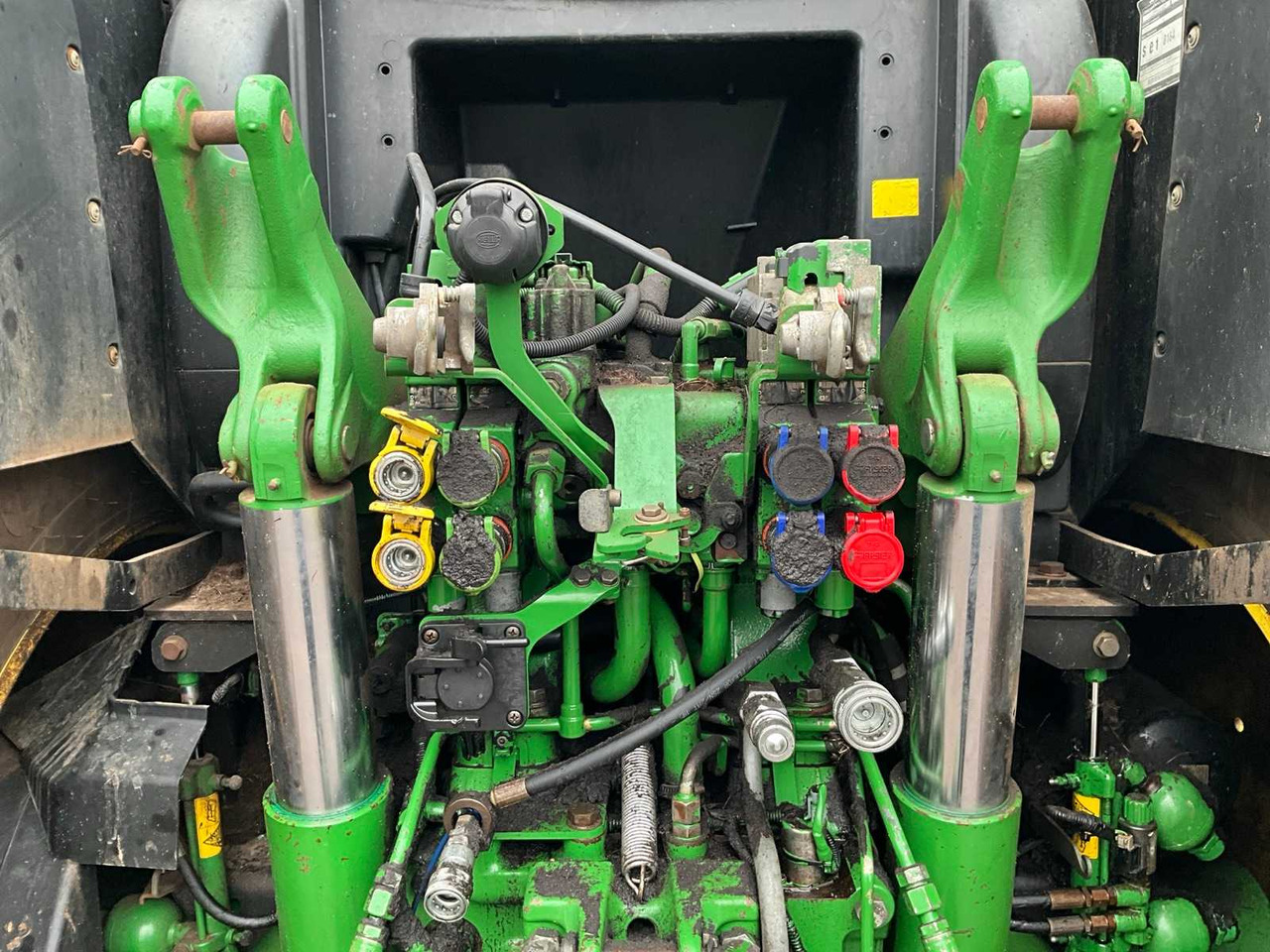 Farm tractor 2015 JOHN DEERE 6210R FOUR WHEEL DRIVE FARM TRACTOR: picture 17