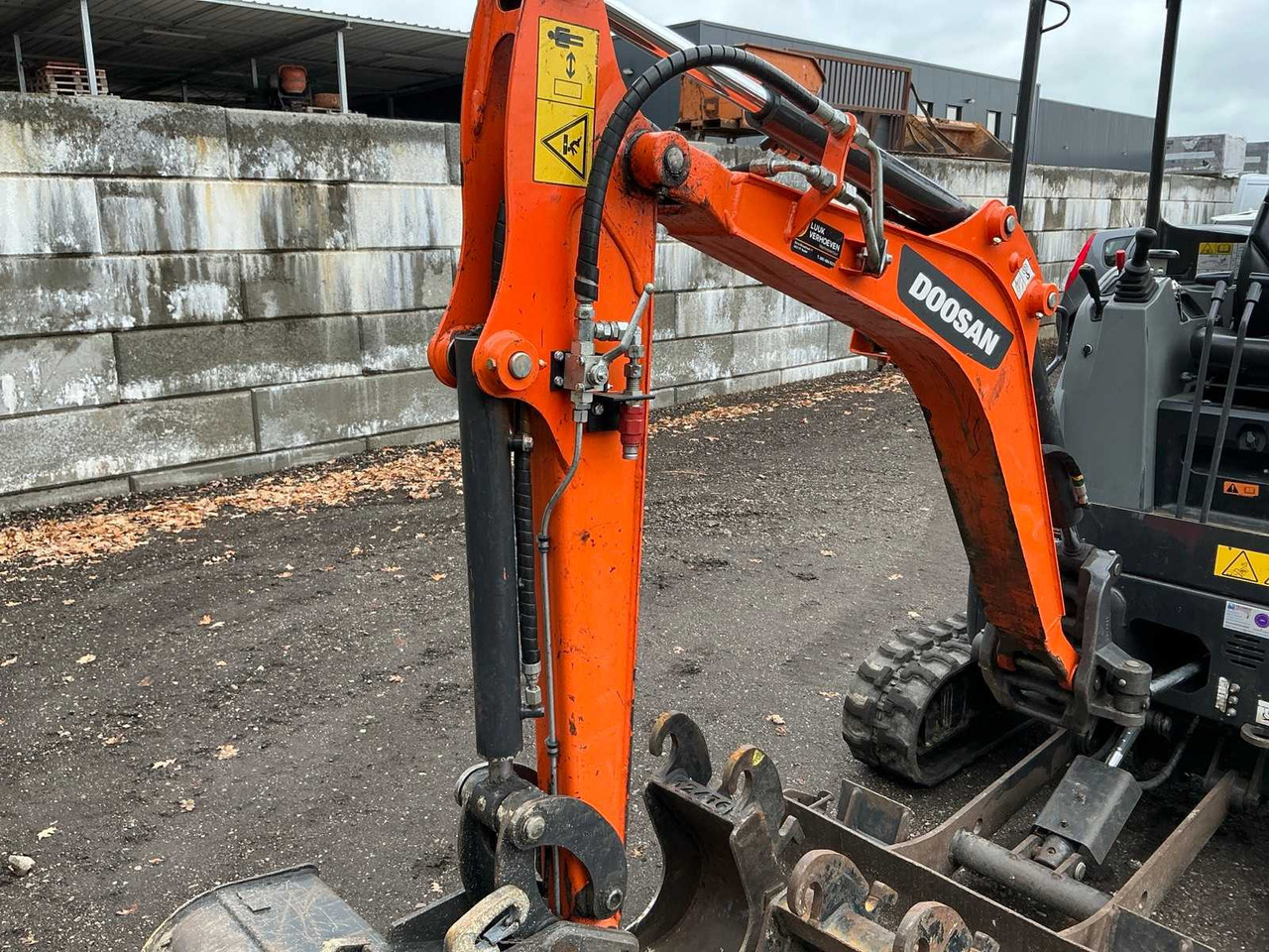 Mini excavator Doosan DX17Z: picture 16