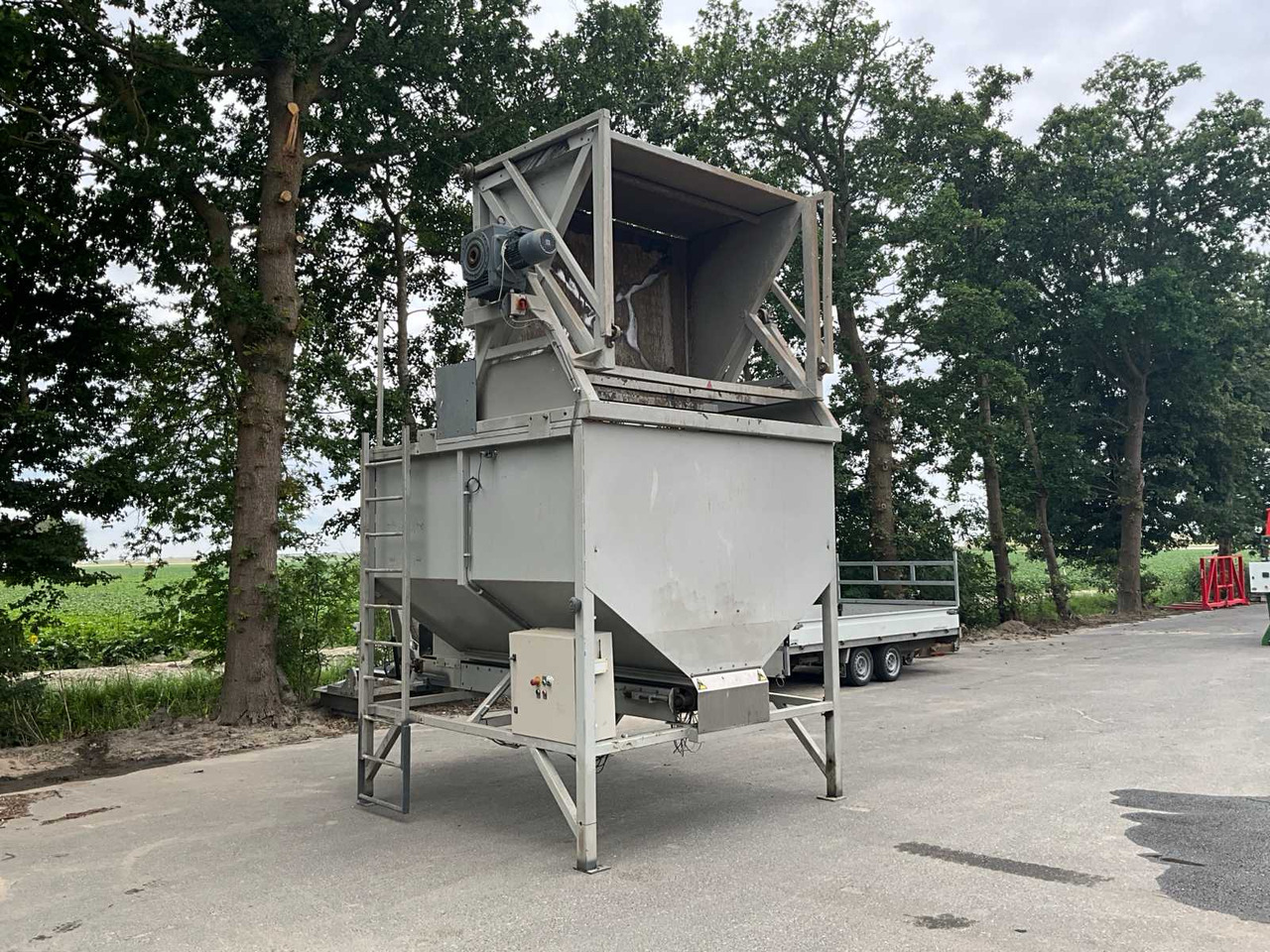 Dosing bunker with tipper - Potato equipment: picture 3 Dosing bunker with tipper - Potato equipment: picture 3