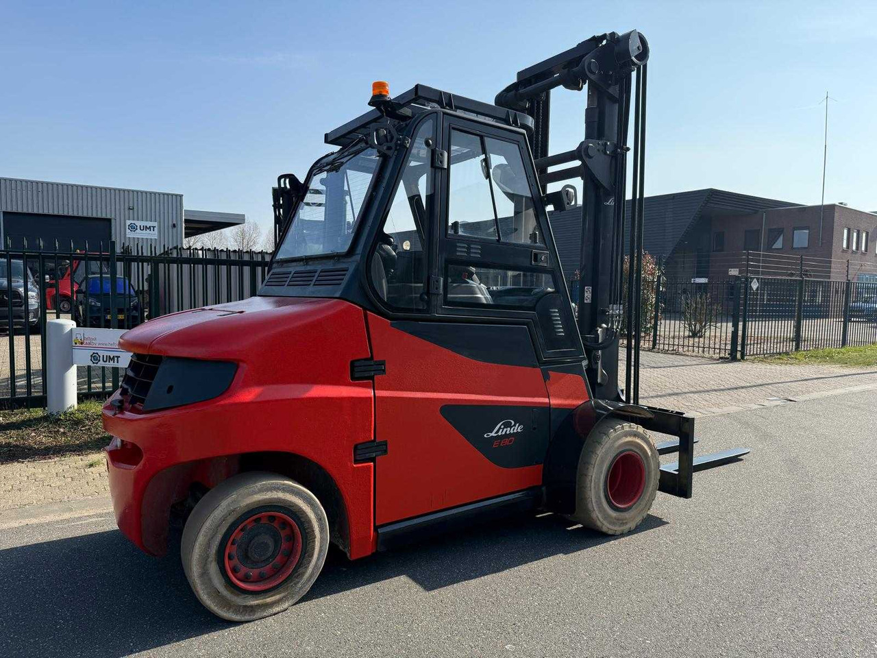 ELECTRIC LINDE E80-01/900 BATTERY 2020 - 4.5M FORK POSITIONER, SIDE-SHIFT - FORKLIFT YEAR OF MANUFACTURE 2017 - Forklift: picture 2 ELECTRIC LINDE E80-01/900 BATTERY 2020 - 4.5M FORK POSITIONER, SIDE-SHIFT - FORKLIFT YEAR OF MANUFACTURE 2017 - Forklift: picture 2