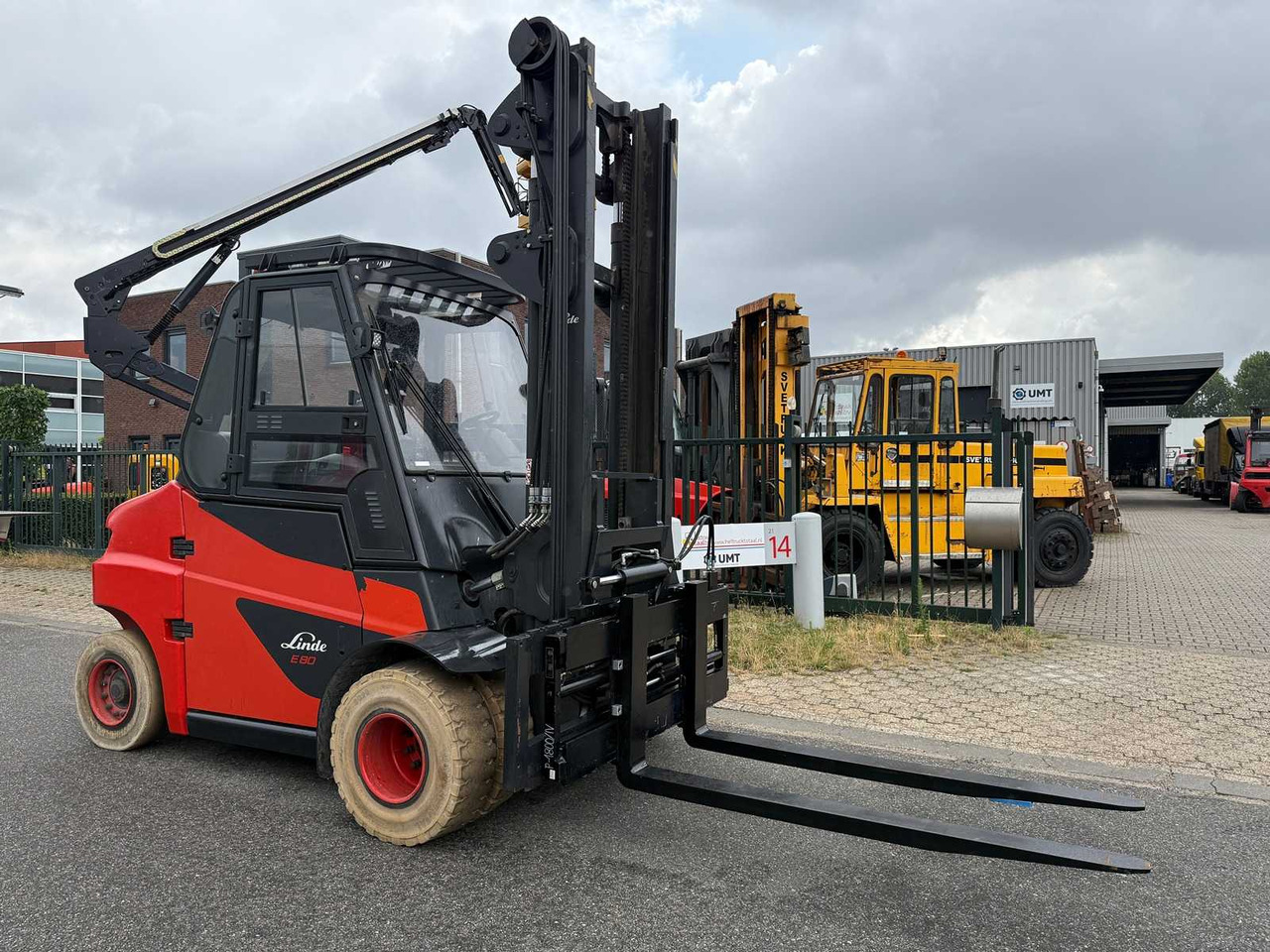 ELECTRIC LINDE E80-01/900 BATTERY 2020 - 4.5M FORK POSITIONER, SIDE-SHIFT - FORKLIFT YEAR OF MANUFACTURE 2017 - Forklift: picture 3 ELECTRIC LINDE E80-01/900 BATTERY 2020 - 4.5M FORK POSITIONER, SIDE-SHIFT - FORKLIFT YEAR OF MANUFACTURE 2017 - Forklift: picture 3