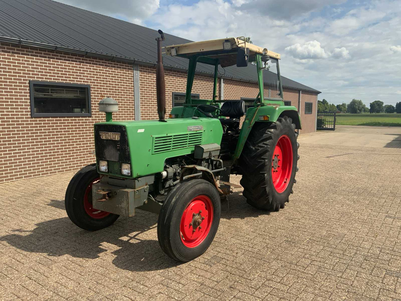 Fendt Farmer 108S - Farm tractor: picture 1 Fendt Farmer 108S - Farm tractor: picture 1