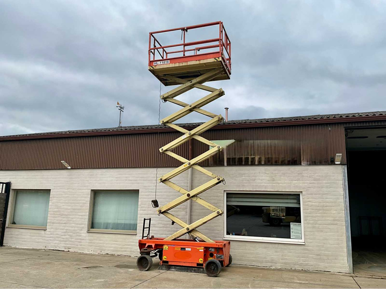 HOLLAND LIFT HL11816 SCISSOR LIFT AERIAL PLATFORM - Aerial platform: picture 1 HOLLAND LIFT HL11816 SCISSOR LIFT AERIAL PLATFORM - Aerial platform: picture 1