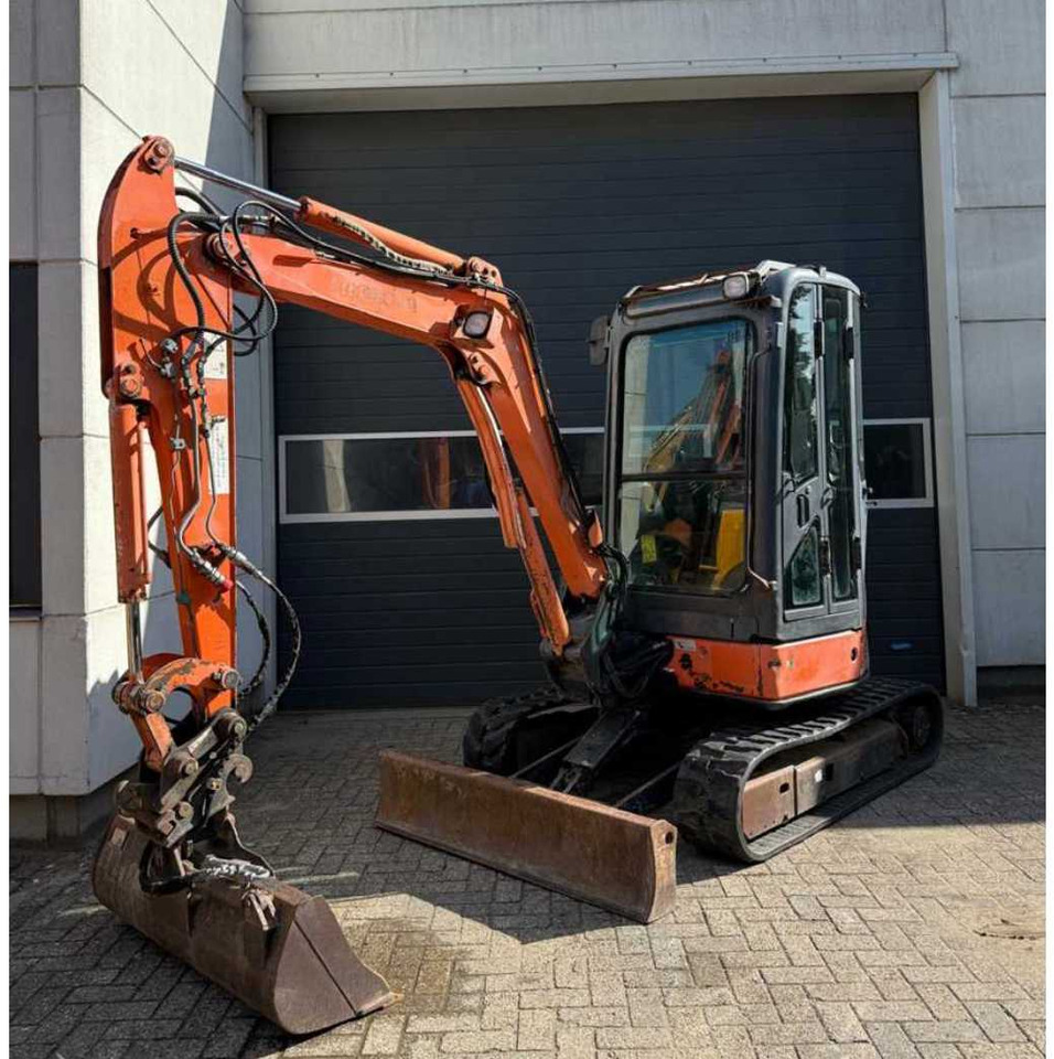 Hitachi ZX30U-2 CLR - Mini excavator: picture 2 Hitachi ZX30U-2 CLR - Mini excavator: picture 2
