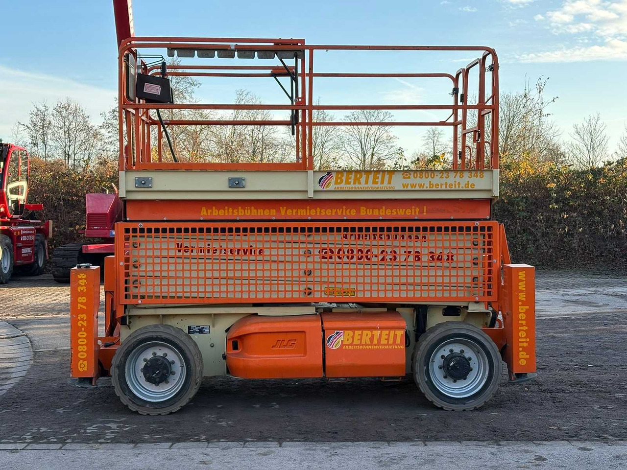 JLG - M4069 LE - JLG M4069 LE ROUGTH TERRAIN SCISSOR LIFT WITH OUTRIGGERS AND DIESEL GENERATOR - 2008 - Aerial platform: picture 4 JLG - M4069 LE - JLG M4069 LE ROUGTH TERRAIN SCISSOR LIFT WITH OUTRIGGERS AND DIESEL GENERATOR - 2008 - Aerial platform: picture 4