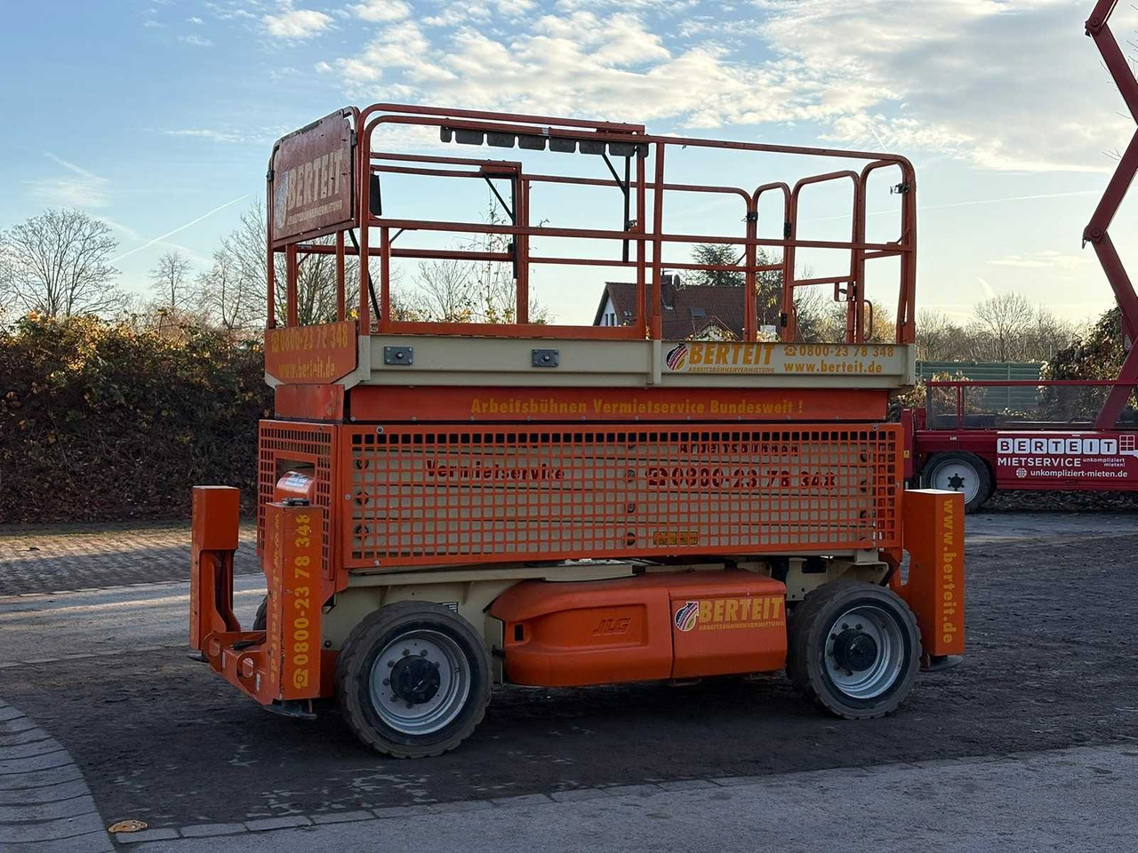JLG - M4069 LE - JLG M4069 LE ROUGTH TERRAIN SCISSOR LIFT WITH OUTRIGGERS AND DIESEL GENERATOR - 2008 - Aerial platform: picture 3 JLG - M4069 LE - JLG M4069 LE ROUGTH TERRAIN SCISSOR LIFT WITH OUTRIGGERS AND DIESEL GENERATOR - 2008 - Aerial platform: picture 3