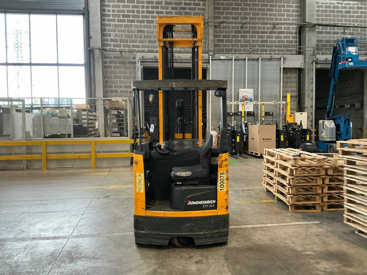 JUNGHEINRICH - 2014 - ETV214 - FORKLIFT - Forklift: picture 5 JUNGHEINRICH - 2014 - ETV214 - FORKLIFT - Forklift: picture 5