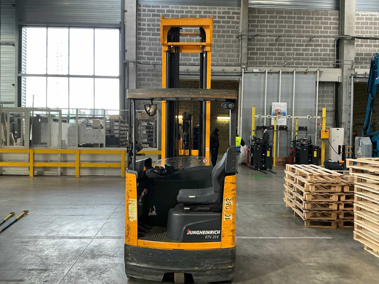 JUNGHEINRICH - 2014 - EVT214 - FORKLIFT - Forklift: picture 5 JUNGHEINRICH - 2014 - EVT214 - FORKLIFT - Forklift: picture 5