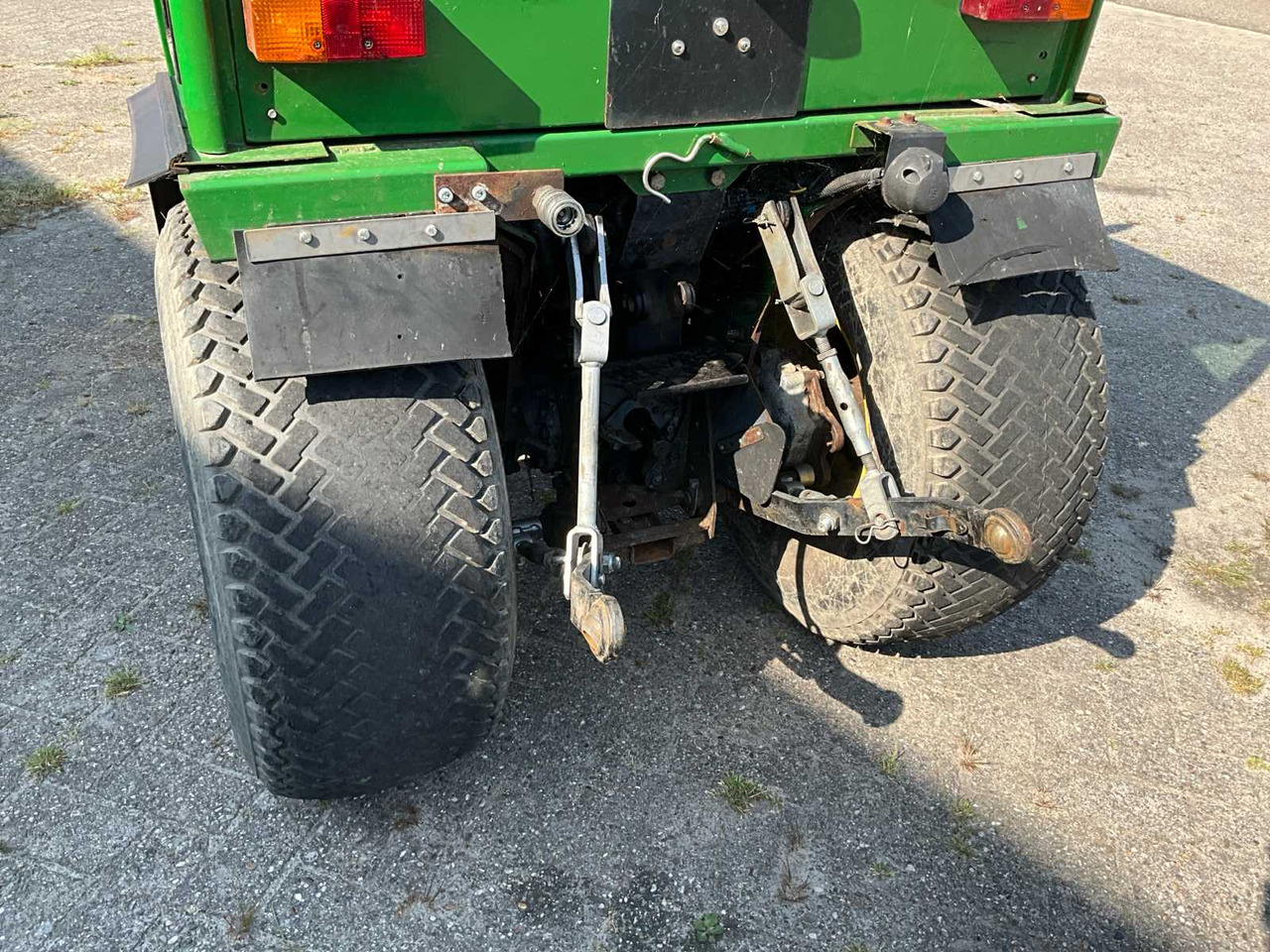 Compact tractor John Deere 4100: picture 12