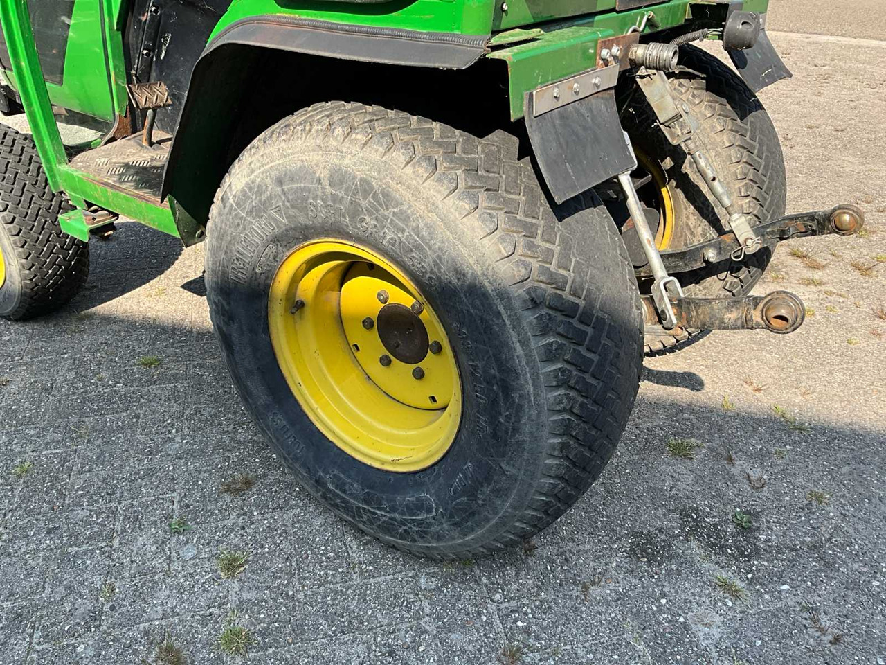 Compact tractor John Deere 4100: picture 18