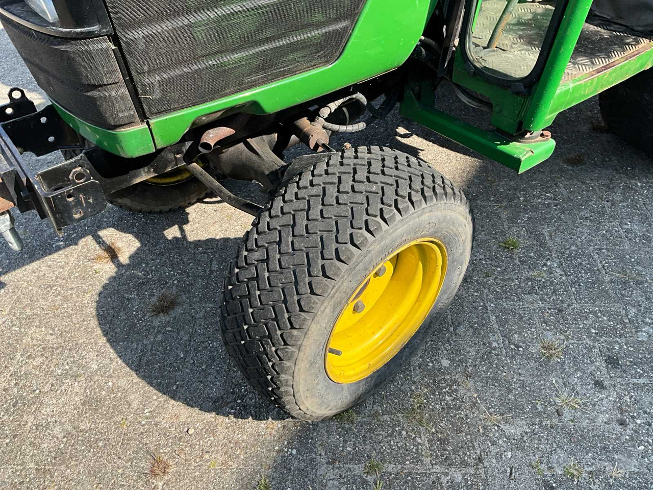 Compact tractor John Deere 4100: picture 17
