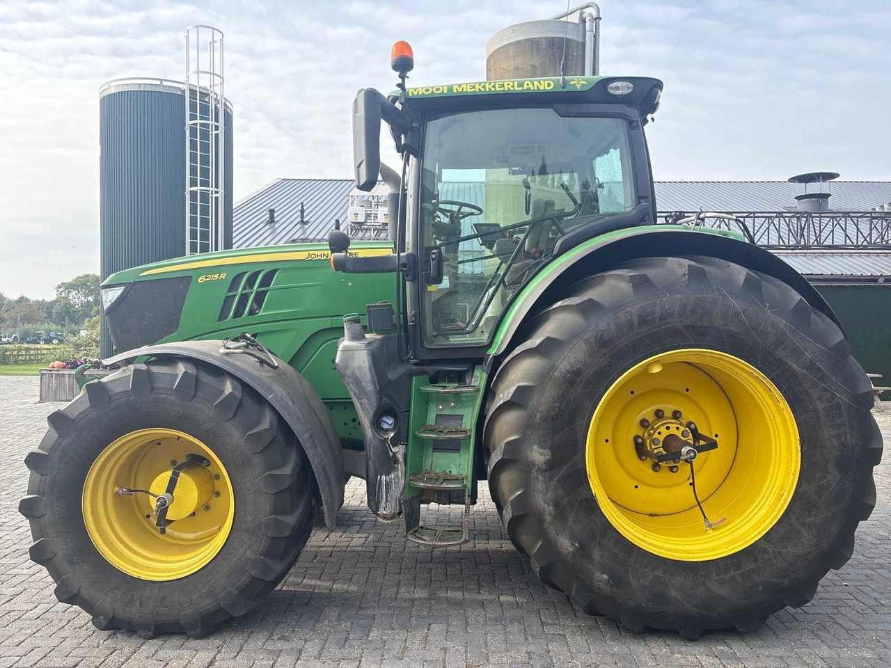 John Deere 6215R - Farm tractor: picture 2 John Deere 6215R - Farm tractor: picture 2