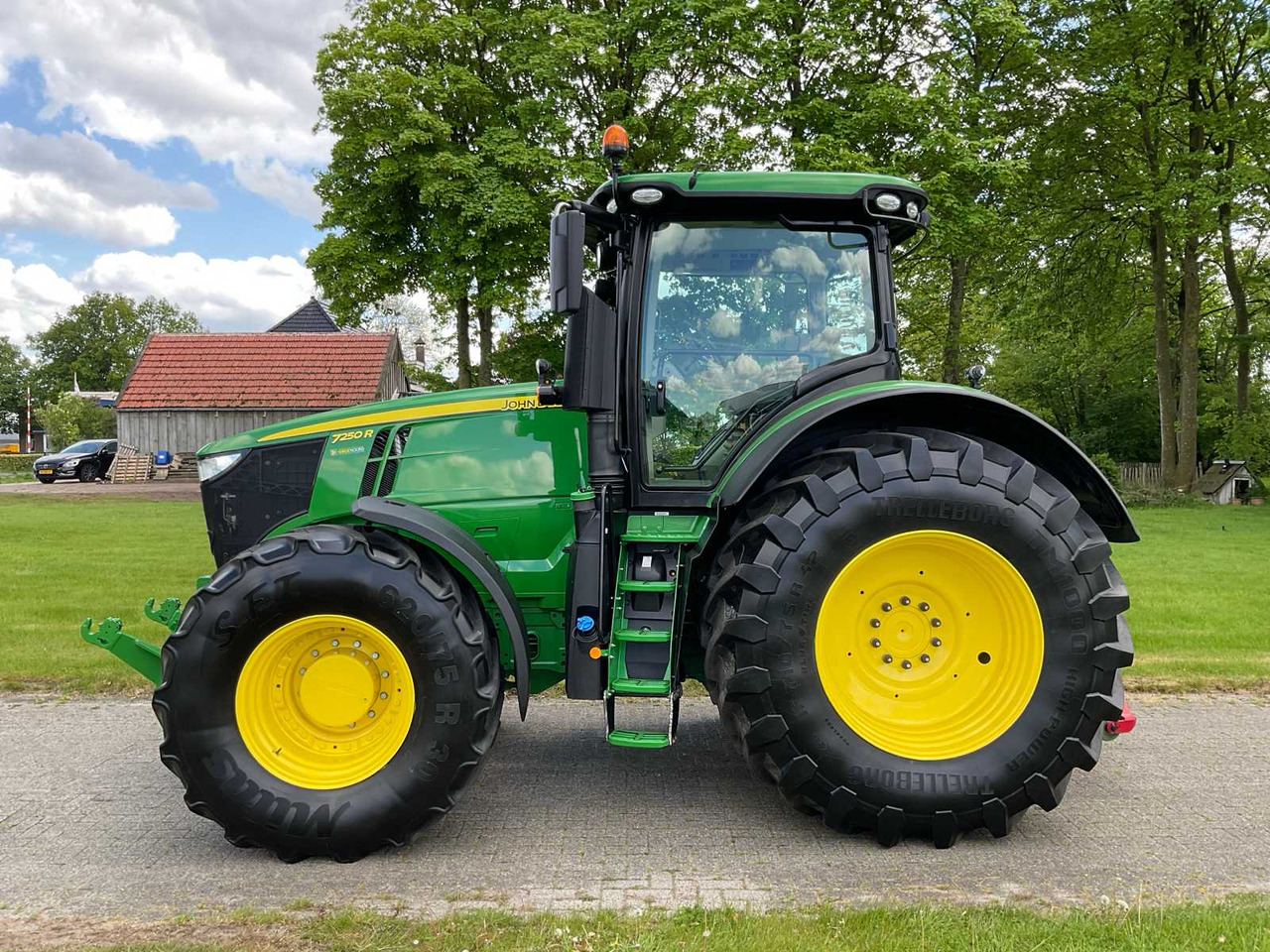John Deere 7250R - Farm tractor: picture 2 John Deere 7250R - Farm tractor: picture 2