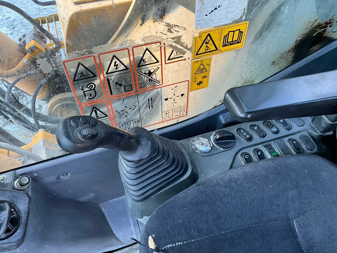 Crawler excavator Komatsu PC450LC: picture 21