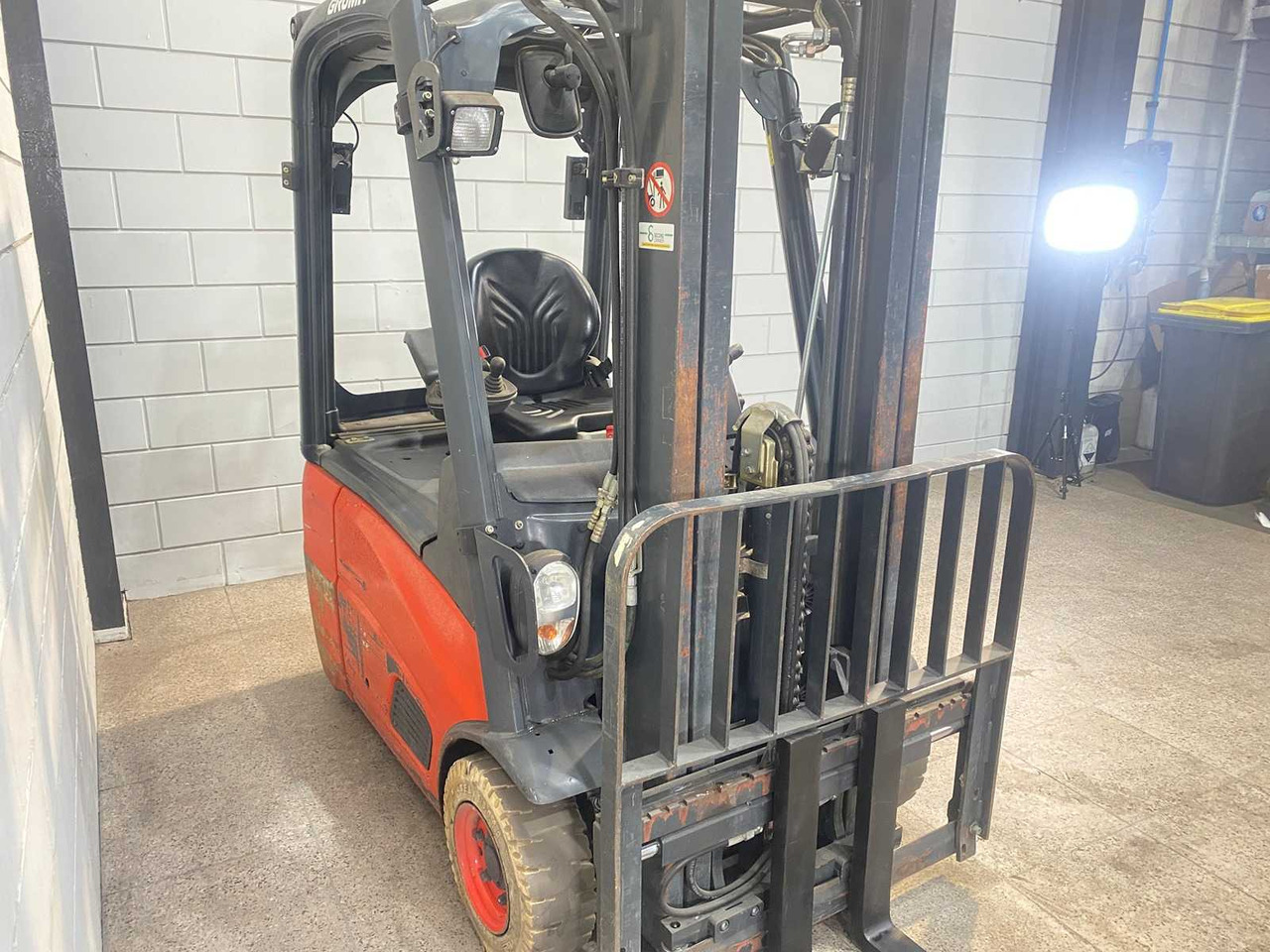 LINDE - E15 - FORKLIFT TRIPLEX - FREE-LIFT - SIDE-SHIFT - Forklift: picture 3 LINDE - E15 - FORKLIFT TRIPLEX - FREE-LIFT - SIDE-SHIFT - Forklift: picture 3