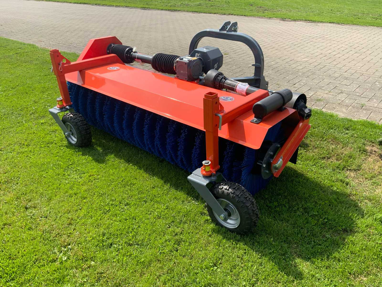 Loma Sweeper SWLT190 - Front loader for tractor: picture 1 Loma Sweeper SWLT190 - Front loader for tractor: picture 1