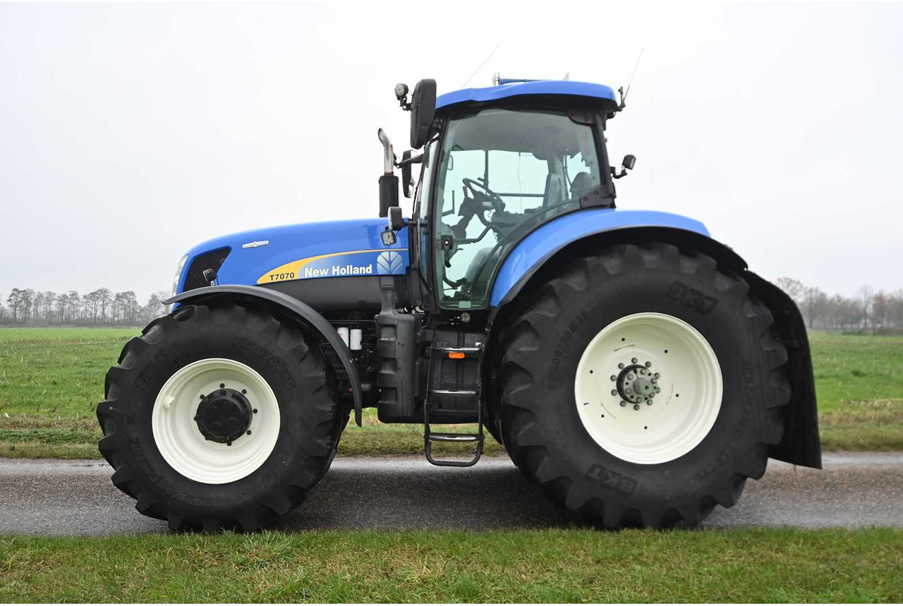 NEW HOLLAND - 2011 - T7070 - ALL-WHEEL DRIVE FARM TRACTOR - Farm tractor: picture 3 NEW HOLLAND - 2011 - T7070 - ALL-WHEEL DRIVE FARM TRACTOR - Farm tractor: picture 3