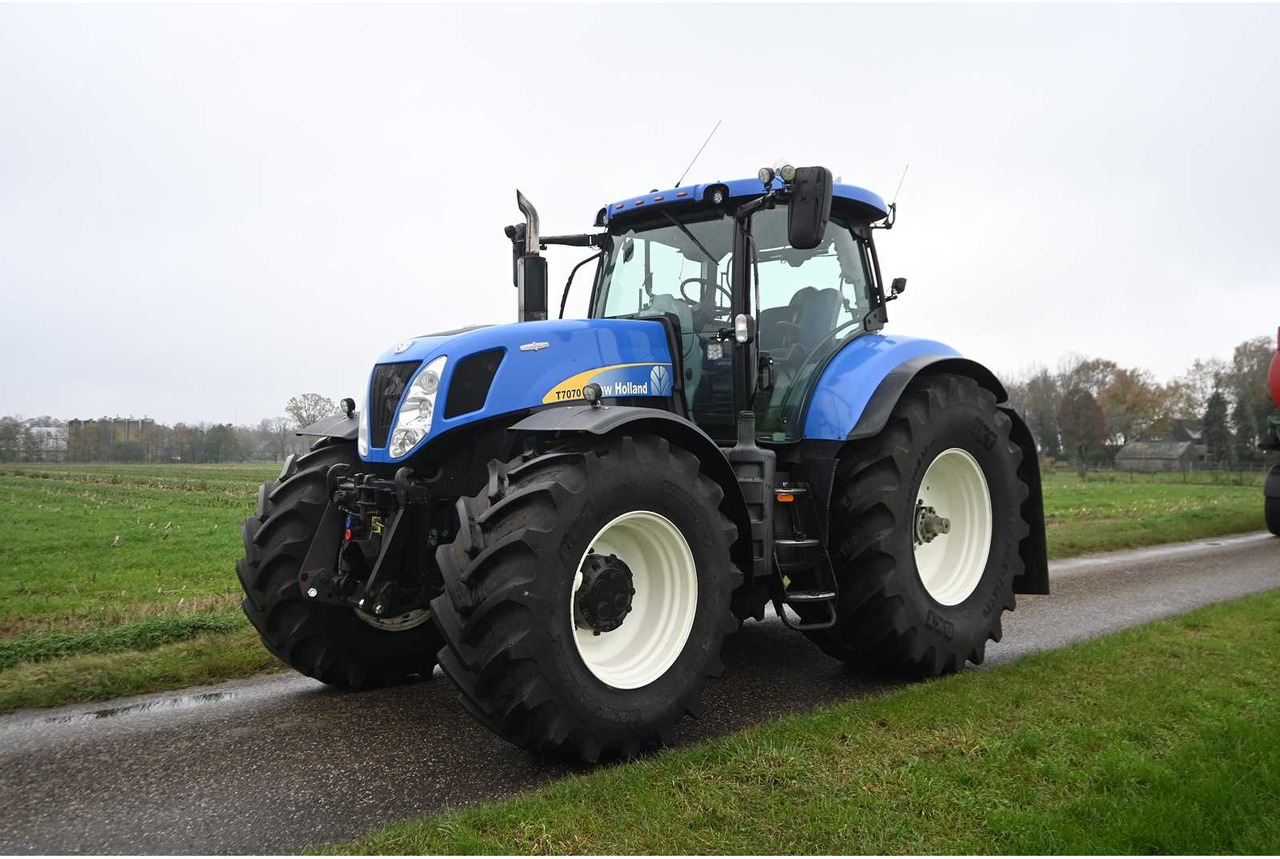 NEW HOLLAND - 2011 - T7070 - ALL-WHEEL DRIVE FARM TRACTOR - Farm tractor: picture 1 NEW HOLLAND - 2011 - T7070 - ALL-WHEEL DRIVE FARM TRACTOR - Farm tractor: picture 1