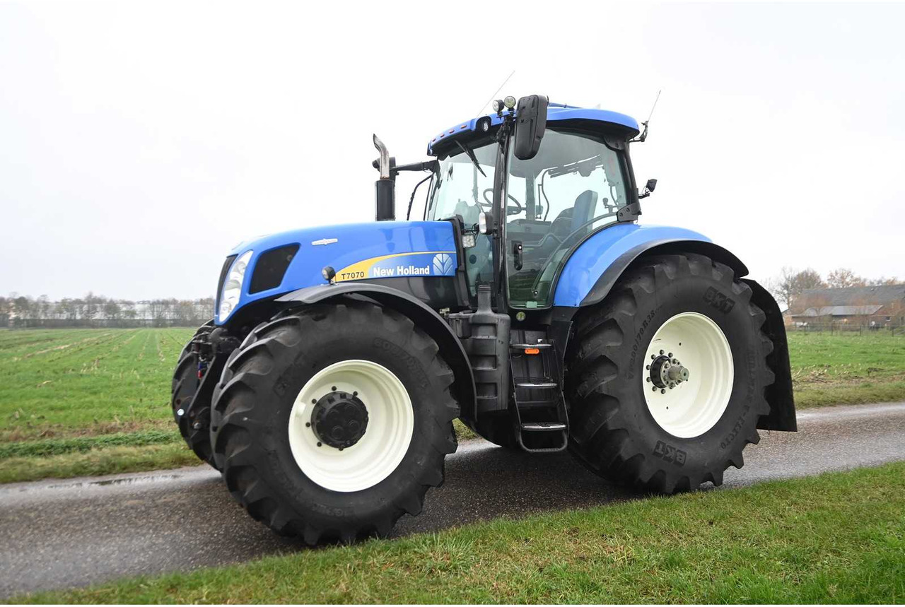 NEW HOLLAND - 2011 - T7070 - ALL-WHEEL DRIVE FARM TRACTOR - Farm tractor: picture 2 NEW HOLLAND - 2011 - T7070 - ALL-WHEEL DRIVE FARM TRACTOR - Farm tractor: picture 2
