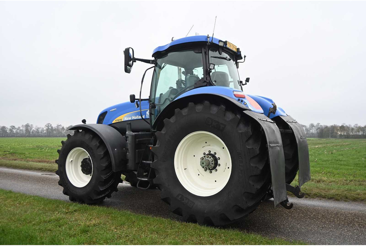 NEW HOLLAND - 2011 - T7070 - ALL-WHEEL DRIVE FARM TRACTOR - Farm tractor: picture 4 NEW HOLLAND - 2011 - T7070 - ALL-WHEEL DRIVE FARM TRACTOR - Farm tractor: picture 4