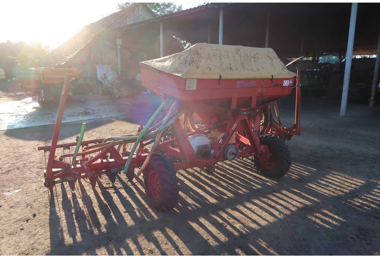 SPU 32 SPU 32 - Seeder - 2006 - 02B-DNL (163) - Sowing equipment: picture 4 SPU 32 SPU 32 - Seeder - 2006 - 02B-DNL (163) - Sowing equipment: picture 4