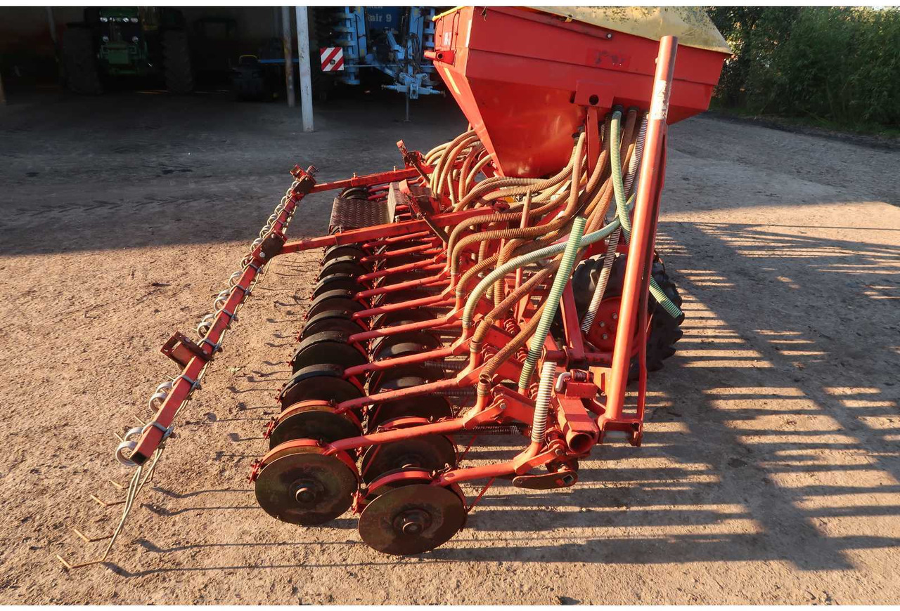 SPU 32 SPU 32 - Seeder - 2006 - 02B-DNL (163) - Sowing equipment: picture 5 SPU 32 SPU 32 - Seeder - 2006 - 02B-DNL (163) - Sowing equipment: picture 5