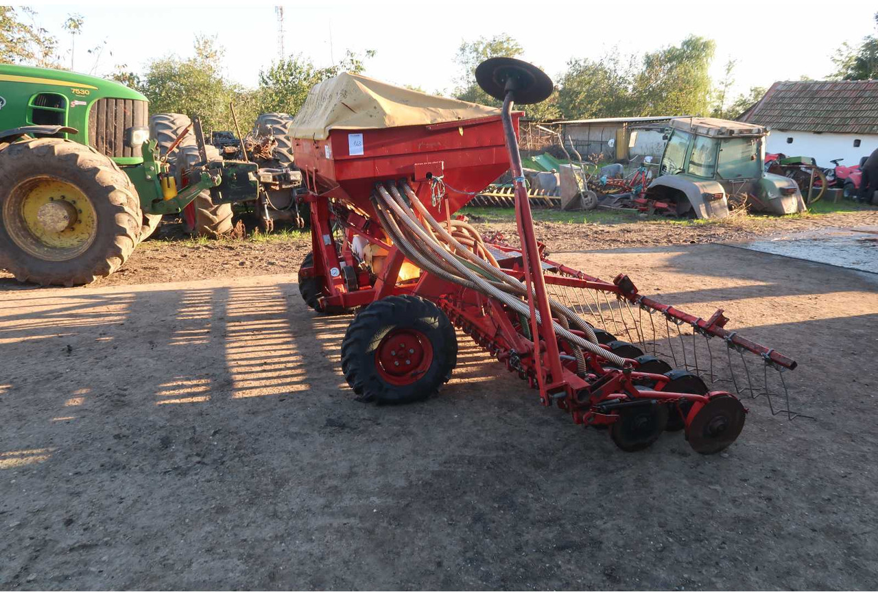 SPU 32 SPU 32 - Seeder - 2006 - 02B-DNL (163) - Sowing equipment: picture 3 SPU 32 SPU 32 - Seeder - 2006 - 02B-DNL (163) - Sowing equipment: picture 3