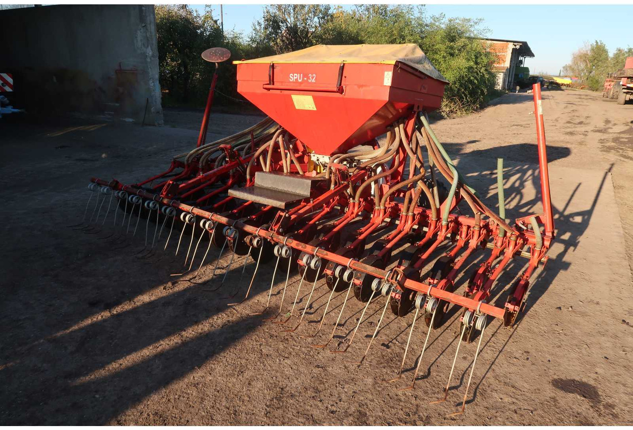 SPU 32 SPU 32 - Seeder - 2006 - 02B-DNL (163) - Sowing equipment: picture 1 SPU 32 SPU 32 - Seeder - 2006 - 02B-DNL (163) - Sowing equipment: picture 1