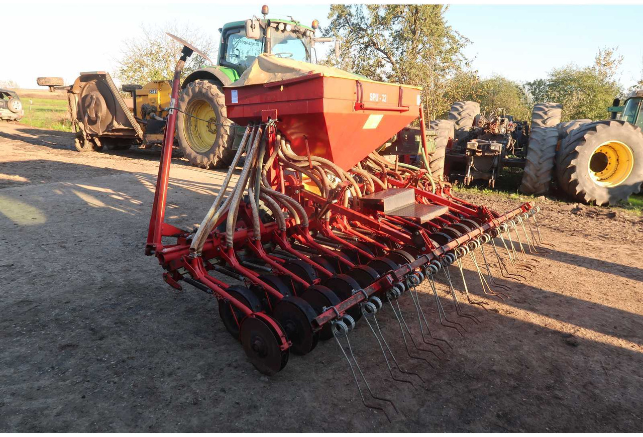 SPU 32 SPU 32 - Seeder - 2006 - 02B-DNL (163) - Sowing equipment: picture 2 SPU 32 SPU 32 - Seeder - 2006 - 02B-DNL (163) - Sowing equipment: picture 2