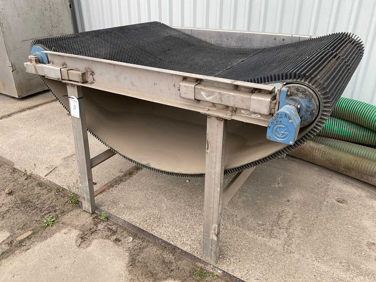 Stainless steel studs drop strap - Belt conveyor: picture 1 Stainless steel studs drop strap - Belt conveyor: picture 1