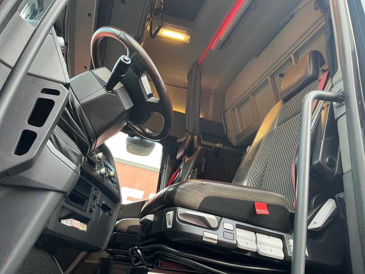 Truck 2017 RENAULT T480 COMFORT THD001 HIGH EDITION TRACTOR RENAULT T480 COMFORT: picture 15 Truck 2017 RENAULT T480 COMFORT THD001 HIGH EDITION TRACTOR RENAULT T480 COMFORT: picture 15