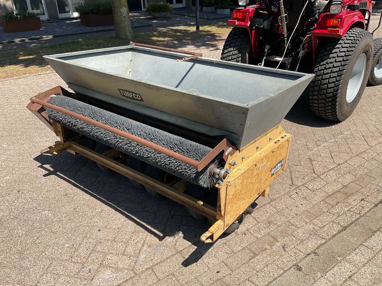 Turfco Mete-r-matic III Top Dresser - Garden equipment: picture 1 Turfco Mete-r-matic III Top Dresser - Garden equipment: picture 1