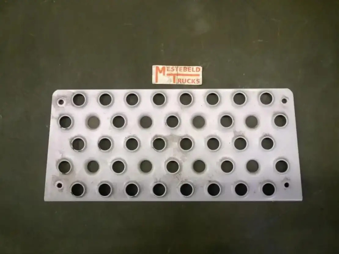 Mercedes-Benz Opstaptrede boven instapbak - Cab and interior for Truck: picture 1 Mercedes-Benz Opstaptrede boven instapbak - Cab and interior for Truck: picture 1