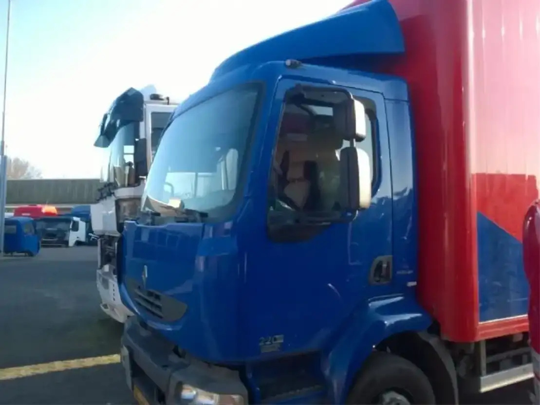 Renault C abine Midlum 220 DXI - Cab and interior for Truck: picture 1 Renault C abine Midlum 220 DXI - Cab and interior for Truck: picture 1