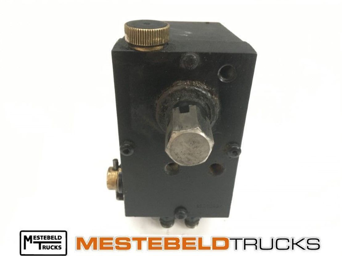 Renault C abinekantelpomp - Cab and interior for Truck: picture 1 Renault C abinekantelpomp - Cab and interior for Truck: picture 1