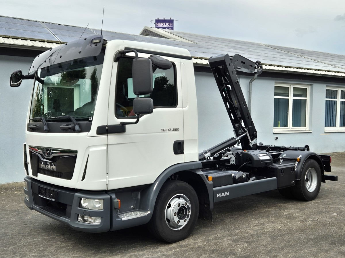 MAN TGL 12.220 BL City Abrollkipper 2x AHK Euro 6 - Hook lift truck: picture 1 MAN TGL 12.220 BL City Abrollkipper 2x AHK Euro 6 - Hook lift truck: picture 1