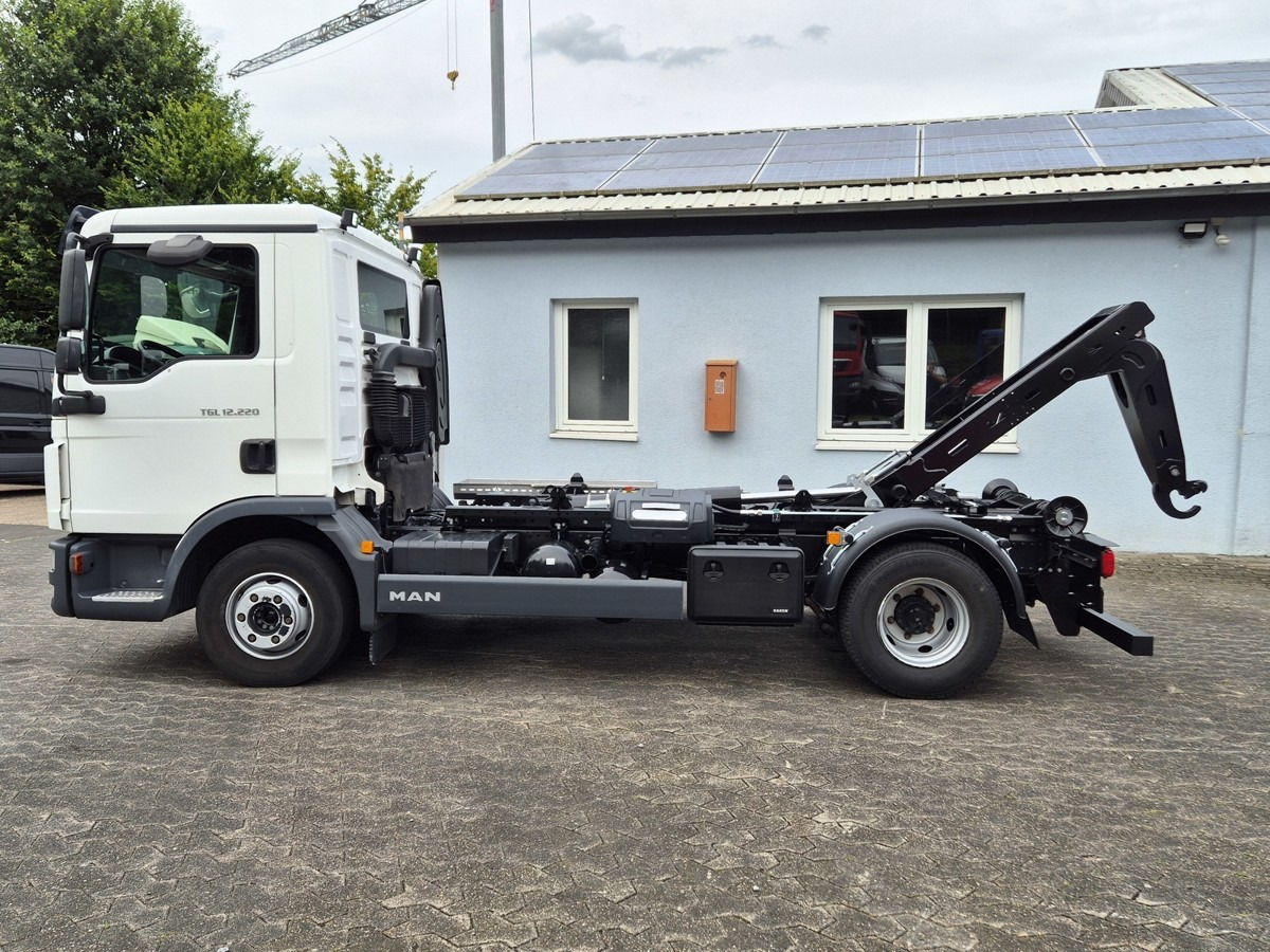 MAN TGL 12.220 BL City Abrollkipper 2x AHK Euro 6 - Hook lift truck: picture 4 MAN TGL 12.220 BL City Abrollkipper 2x AHK Euro 6 - Hook lift truck: picture 4