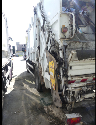 REF:12236 - Camion poubelle Renault Midlum 280 DXI (2010-249.164 km) - Garbage truck: picture 4 REF:12236 - Camion poubelle Renault Midlum 280 DXI (2010-249.164 km) - Garbage truck: picture 4