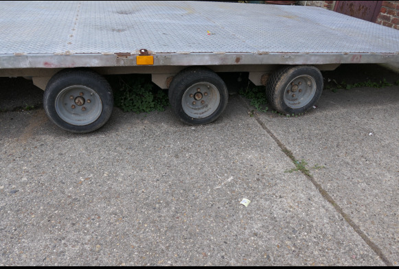 Remorque plateau triple essieu surbaissée Costo 3 x 35 (2002-VIN:YA9742139YC143150) (REF 010383-027) - Dropside/ Flatbed trailer: picture 4 Remorque plateau triple essieu surbaissée Costo 3 x 35 (2002-VIN:YA9742139YC143150) (REF 010383-027) - Dropside/ Flatbed trailer: picture 4