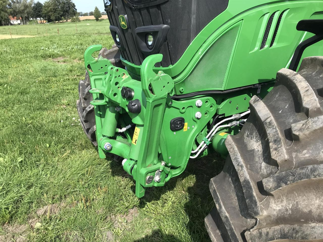 John Deere 6130R - Farm tractor: picture 4 John Deere 6130R - Farm tractor: picture 4