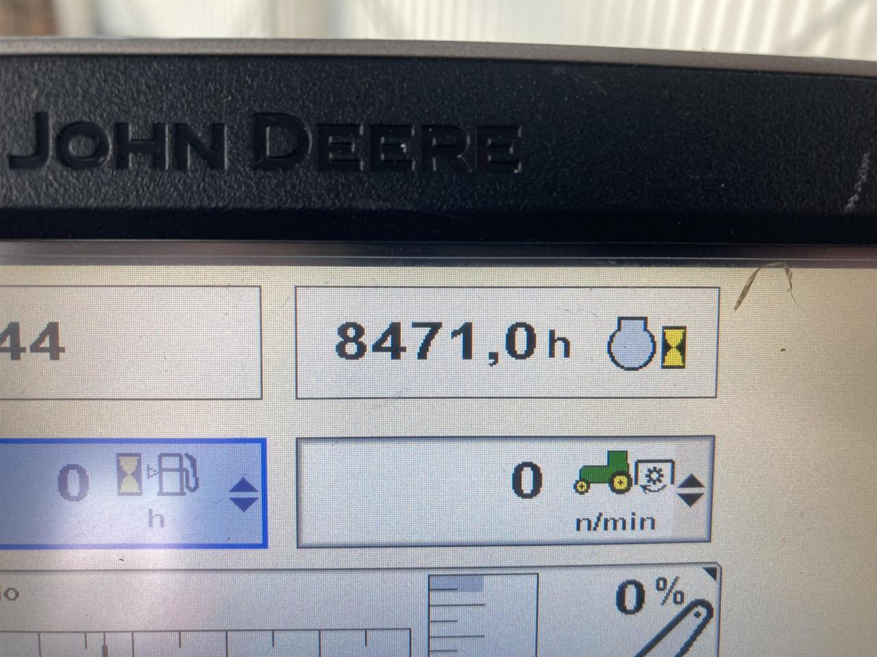 Farm tractor John Deere 6190R: picture 12