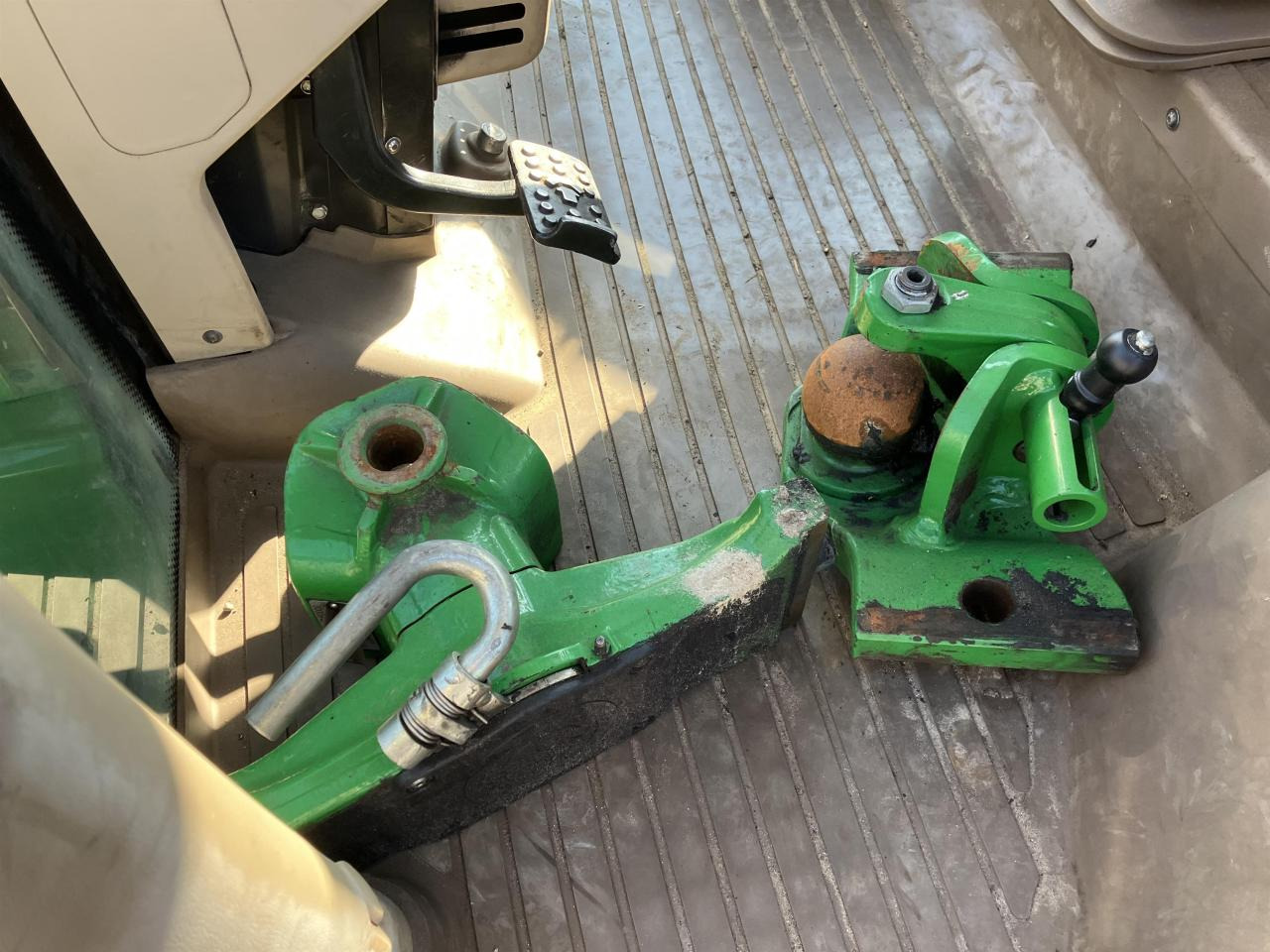 Farm tractor John Deere 6195R: picture 7