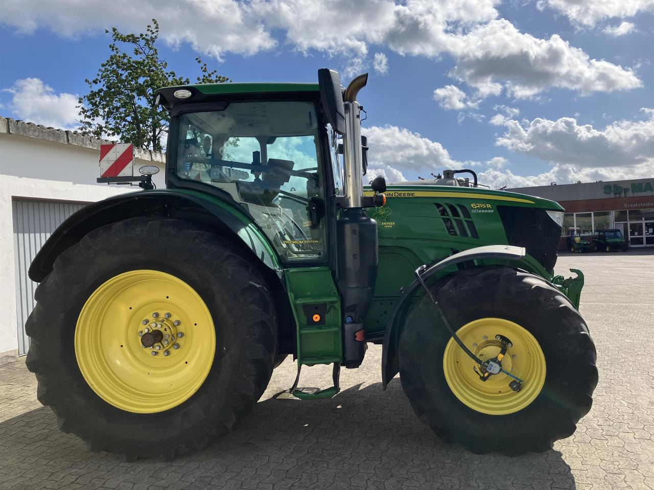John Deere 6215R - Farm tractor: picture 3 John Deere 6215R - Farm tractor: picture 3