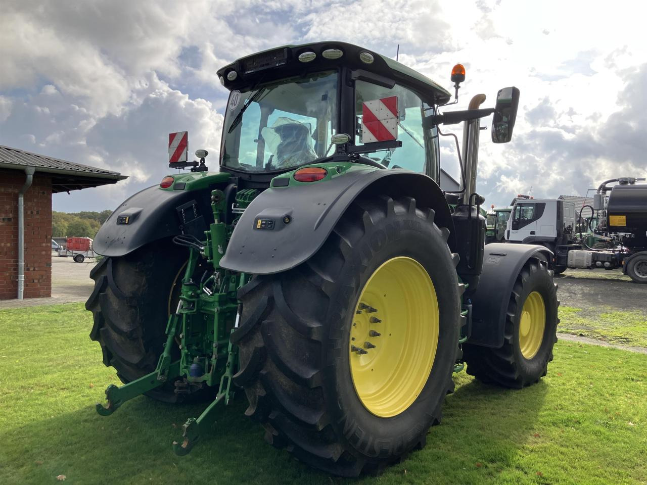John Deere 6215R - Farm tractor: picture 5 John Deere 6215R - Farm tractor: picture 5