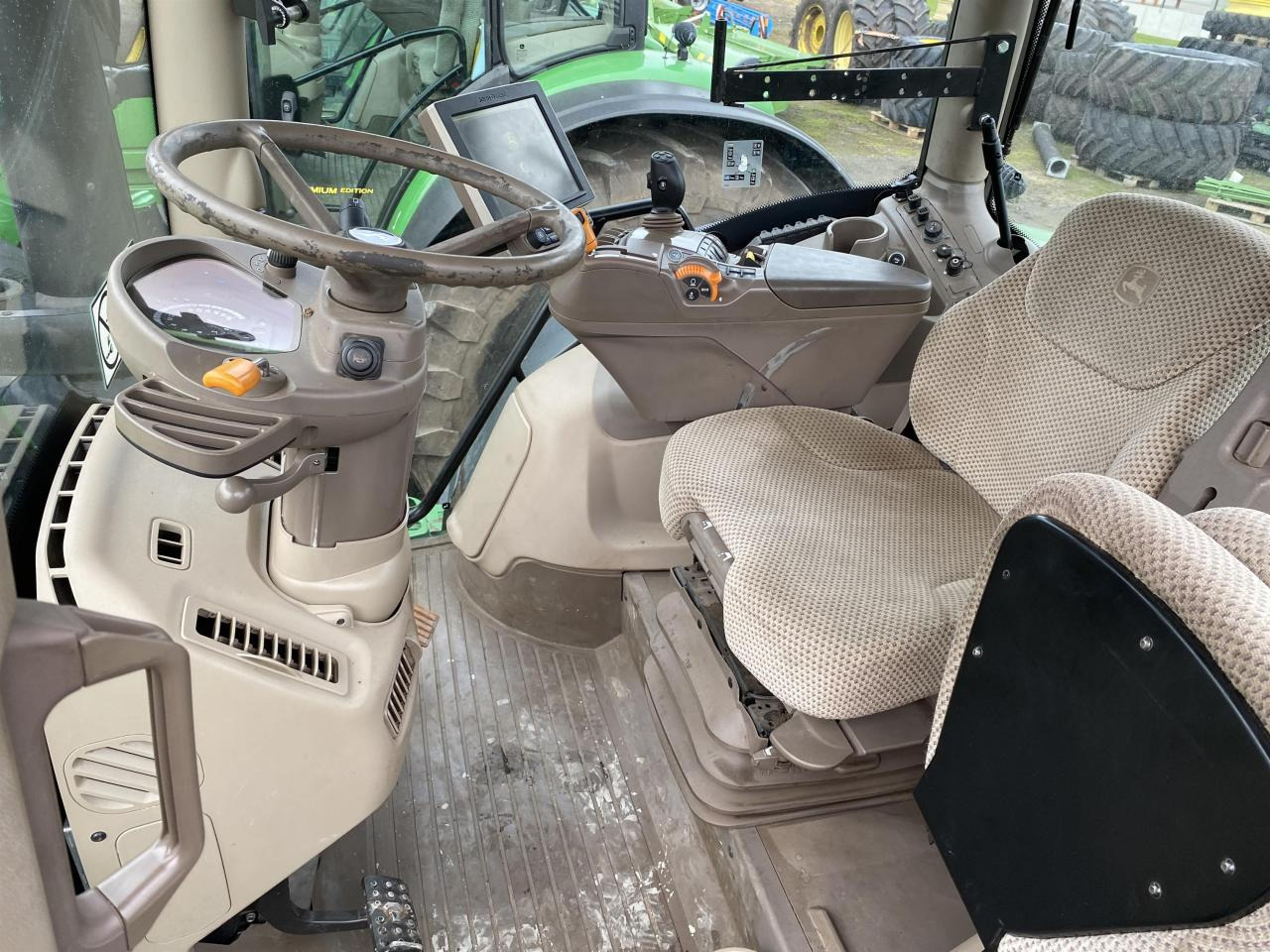 John Deere 6215R - Farm tractor: picture 5 John Deere 6215R - Farm tractor: picture 5