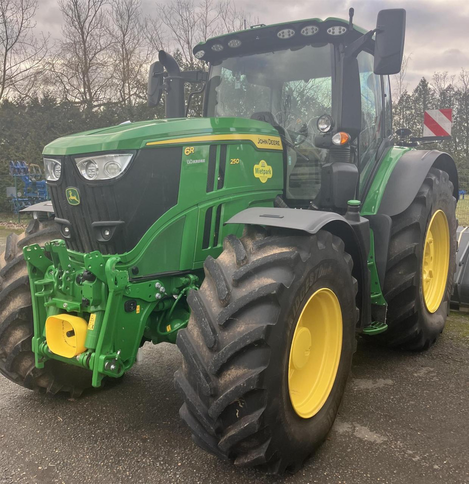 John Deere 6R 250 - Farm tractor: picture 2 John Deere 6R 250 - Farm tractor: picture 2