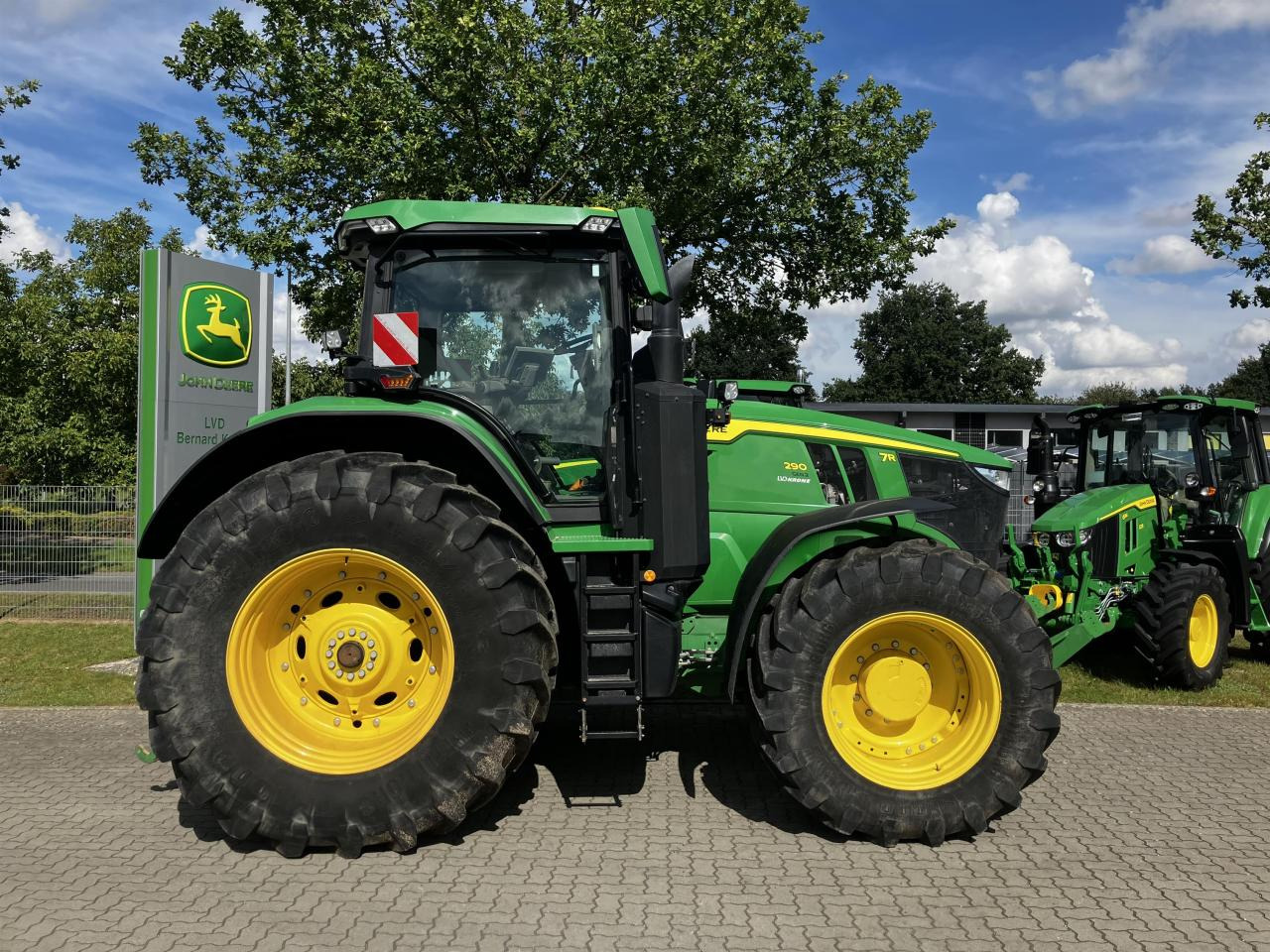 John Deere 7R 290 (MY21) - Farm tractor: picture 2 John Deere 7R 290 (MY21) - Farm tractor: picture 2